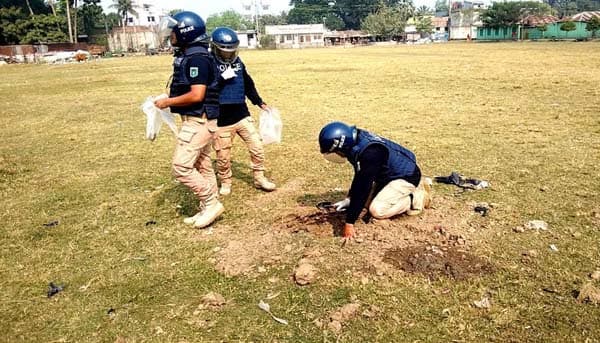ঝিনাইদহে ১৬টি ককটেল ধ্বংস করল বোম্ব ডিসপোজাল ইউনিট