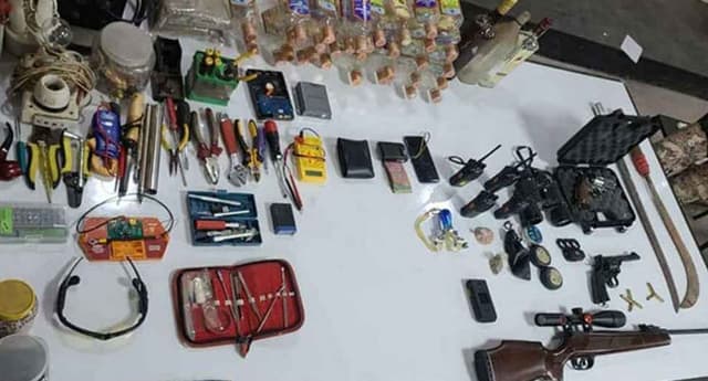 রাজশাহীতে কোচিং সেন্টারে অভিযান: অস্ত্র ও বিস্ফোরক উদ্ধার