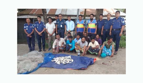 মা ইলিশ রক্ষায় পদ্মায় অভিযানে ৯ জেলে আটক