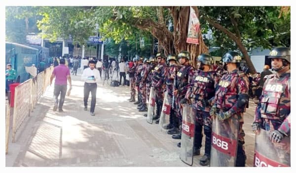 ঢাকার আদালত এলাকায় প্লট দুর্নীতি মামলার রায়কে কেন্দ্র করে নিশ্ছিদ্র নিরাপত্তা