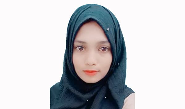 পতাকা নামাতে গিয়ে ঝলসে গেলেন অফিস সহায়ক 