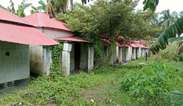 জলাবদ্ধতা-ঝোপঝাড়ে বসবাসের অনুপযোগী ঢেউখালীর আশ্রয়ণ প্রকল্প