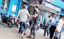 হাতিয়ায় যুবদল নেতার নেতৃত্বে পুলিশের গাড়িতে হামলা, যুবককে মারধর