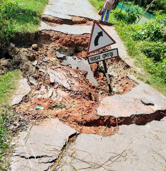 দেবীদ্বারে সড়ক দেবে যাওয়ায় ১২ গ্রামে ভোগান্তি