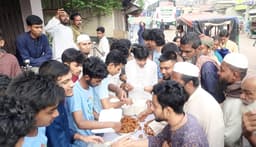 হিলিতে পাঁচ টাকায় মানুষকে ইফতার দিচ্ছে স্বেচ্ছাসেবী সংগঠন উদ্দীপ্ত তরুণ