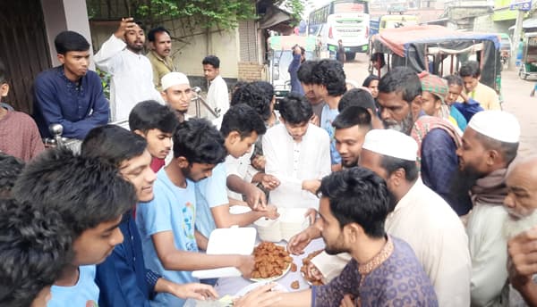 হিলিতে পাঁচ টাকায় মানুষকে ইফতার দিচ্ছে স্বেচ্ছাসেবী সংগঠন উদ্দীপ্ত তরুণ
