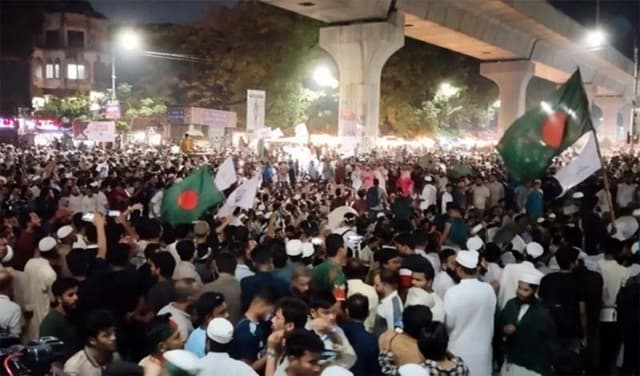 আ.লীগ নিষিদ্ধের দাবিতে উত্তাল শাহবাগ চত্বর ‘আজাদী আজাদী’ ধ্বনি 