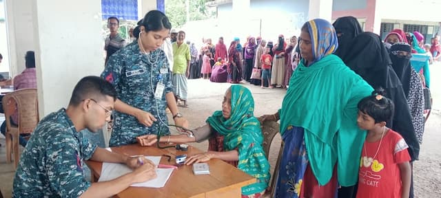 রাঙ্গাবালীর দ্বীপবাসীর জন্য নৌবাহিনীর বিনামূল্যে চিকিৎসা সেবা