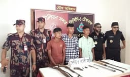 টেকনাফে অস্ত্রসহ আটক তিন মানবপাচারকারী সদস্য