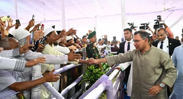 জাতীয় ঈদগাহে মুসল্লিদের সঙ্গে শুভেচ্ছা বিনিময় প্রধানমন্ত্রীর
