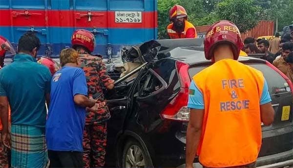 মিরসরাইয়ে মর্মান্তিক সড়ক দুর্ঘটনায় প্রাণ গেল বাবা–মেয়ের