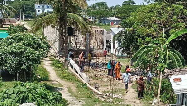 কুয়াকাটায় জমি দখল নিয়ে উত্তেজনা, পুলিশের হস্তক্ষেপে পরিস্থিতি শান্ত