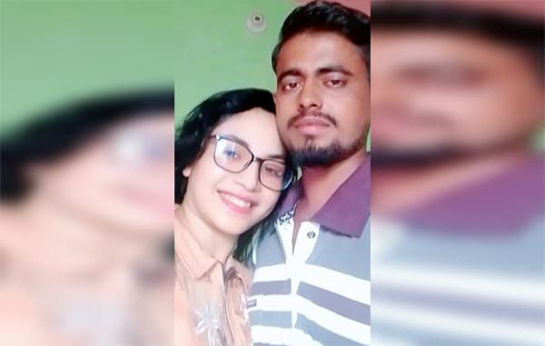 স্বীকৃতি ও আশ্রয়ের দাবিতে স্বামীর বাড়িতে অন্তঃসত্ত্বা সিফার অনশন 