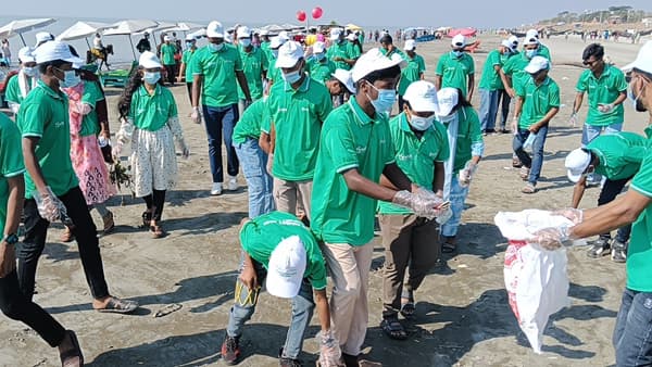 জন সচেতনতা বাড়াতে কুয়াকাটা সৈকতে পরিচ্ছন্নতা অভিযান