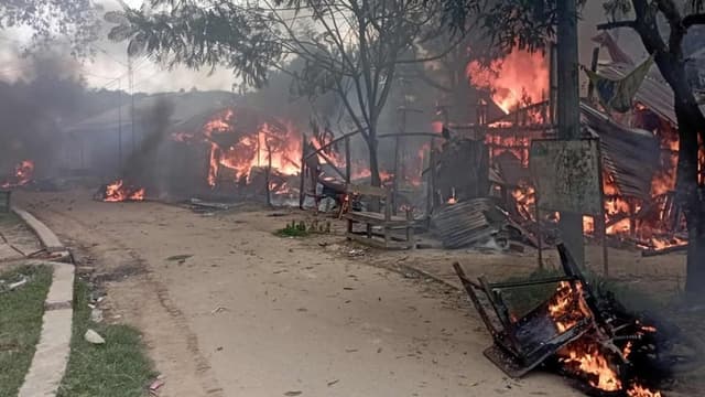 খাগড়াছড়ির গুইমারায় অবরোধ চলাকালে বাজারে অগ্নিসংযোগ