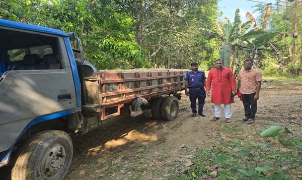 শ্রীমঙ্গলে অবৈধ বালু উত্তোলনে জরিমানা, বালু জব্দ