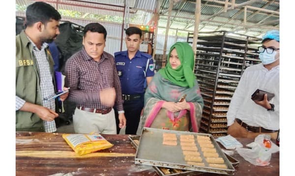 ঝিনাইদহে মেয়াদহীন খাদ্য বিক্রিতে জরিমানার খড়গ