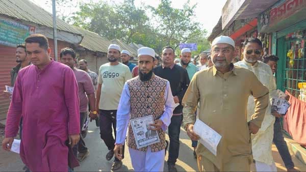 কুমিল্লা-৪: ট্রাকে ধান তুলতে মাঠে বিএনপির নেতাকর্মীদের গণসংযোগ
