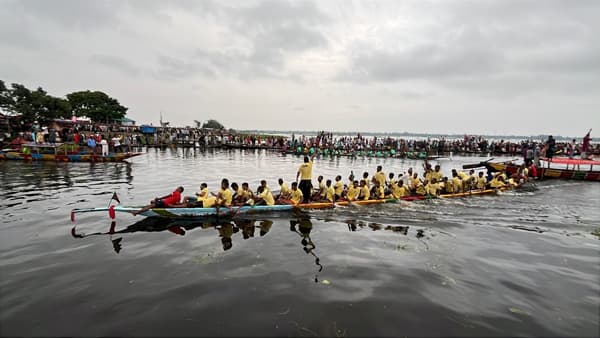 নওগাঁয় আস্তান মোল্লার স্মরণে নৌকা বাইচ আয়োজন