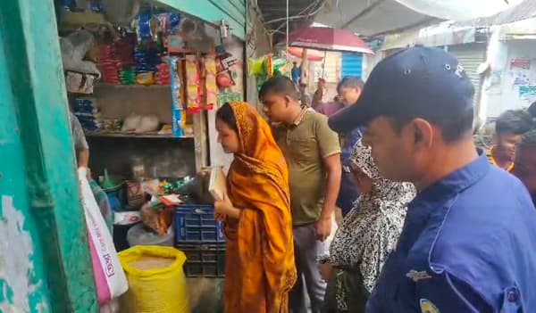 ঝালকাঠিতে ভোক্তা অধিকারের অভিযান: ৫ দোকানে জরিমানা