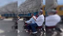 যানজটে আটকা সেতু উপদেষ্টা, মোটরসাইকেলে গন্তব্যে