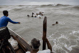 সমুদ্রে ১২ ঘণ্টার মৃত্যুযুদ্ধ শেষে ফিরলেন ১২ জেলে, নিখোঁজ দুজনকে ঘিরে উৎকণ্ঠা