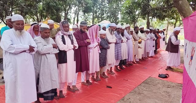 নওগাঁর পত্নীতলায় সৌদি আরবের সঙ্গে মিল রেখে ঈদুল আজহার জামাত অনুষ্ঠিত