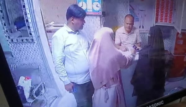 বিএনপি নেতার বিরুদ্ধে পরকীয়ার অভিযোগ, এলাকায় তোলপাড়