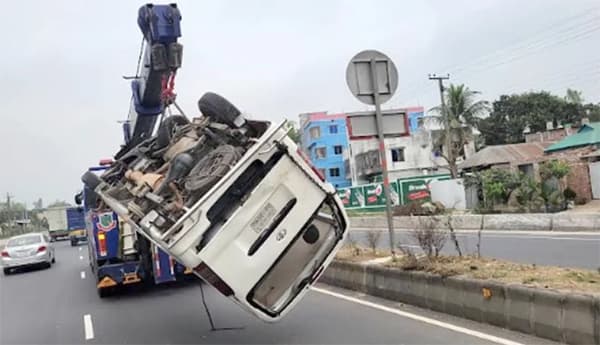ঈদের পথে মাইক্রোবাসে বিস্ফোরণ, প্রাণ গেল তিনজন