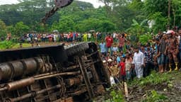 ওভারটেক করতে গিয়ে নিয়ন্ত্রণ হারিয়ে খাদে বাস, নিহত সুপারভাইজার