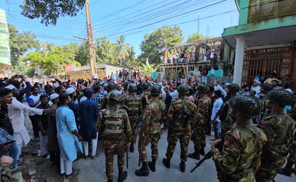 গোয়ালন্দে নুরাল পাগলের মরদেহ দাহ, দুইজন নিহত