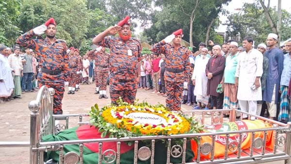 পানিতে পড়ে নিহত ডুবুরি সাদিকের জানাজা সম্পন্ন 