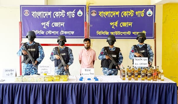 টেকনাফে ১৪ কেজি আইস, মদসহ দুটি বোট জব্দ