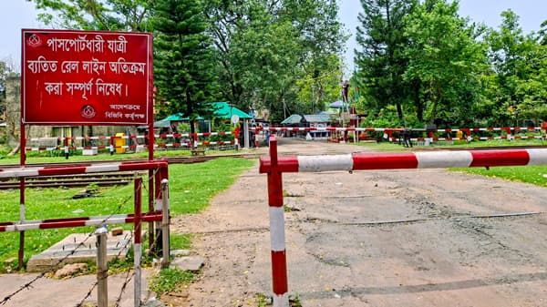 হিলি বন্দরে একদিন আমদানি-রপ্তানি বন্ধ