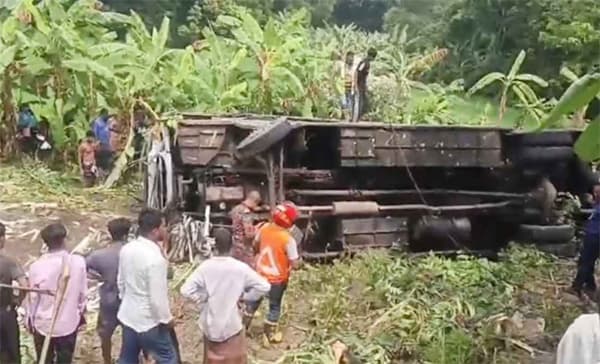গোপালগঞ্জে নিয়ন্ত্রণ হারিয়ে বাস খাদে, নিহত তিনজন