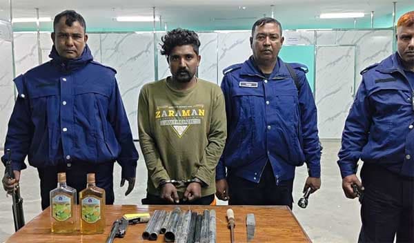 সিংড়ায় গ্যারেজে অস্ত্র কারখানার সন্ধান, আটক