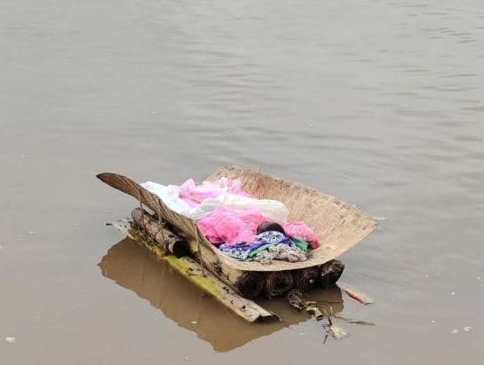 কলা গাছে ভেসে এল ভারতীয় শিশুর লাশ: সাপের কামড়ে মৃত্যু !