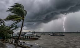 নদীবন্দরে সতর্ক সংকেত, দশ জেলায় ঝড়বৃষ্টির সম্ভাবনা
