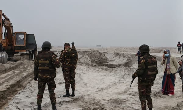 দৌলতদিয়ায় বালু উত্তোলন ও বিক্রি বন্ধে প্রশাসন-সেনাবাহিনীর অভিযান