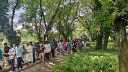 কৃষি বিশ্ববিদ্যালয় শিক্ষার্থীদের রেলপথ অবরোধ করে আন্দোলন ! 