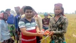 ধামইরহাটে তীব্র রোদে ক্লান্ত শ্রমিকদের মুখে প্রশান্তির হাসি
