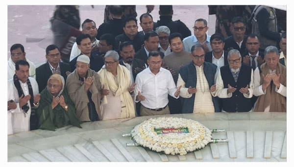 দীর্ঘ নির্বাসন শেষে বাবার কবরে তারেক রহমানের আবেগঘন শ্রদ্ধা