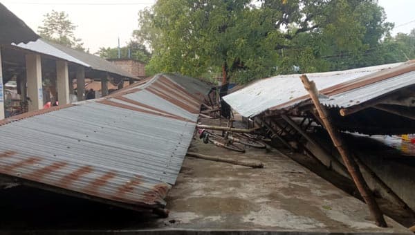কালবৈশাখীর তাণ্ডবে লন্ডভন্ড মান্দা-সাপাহার-পত্নীতলা,  যুবক নিহত