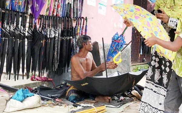 আত্রাইয়ে হারিয়ে যাচ্ছে ঐতিহ্যবাহী ছাতা মেরামতের পেশা