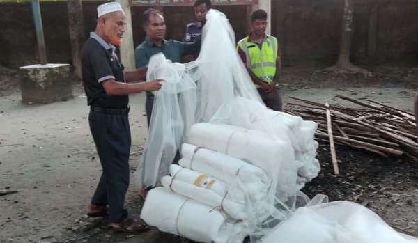 মেঘনা নদীতে অভিযান: অবৈধ জাল ও খুঁটি জব্দ, তিনজনকে জরিমানা