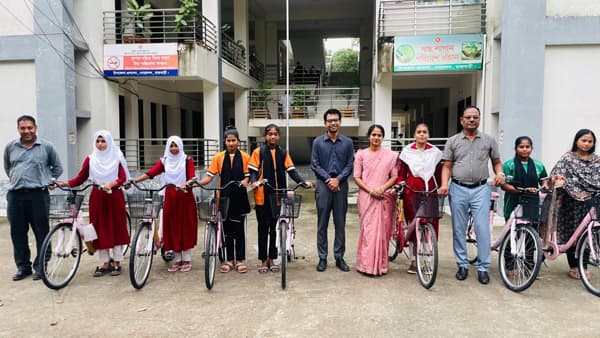 গোয়ালন্দে নতুন কুঁড়ি স্পোর্টসের ৮ প্রমিলা খেলোয়াড় পেলেন বাইসাইকেল 