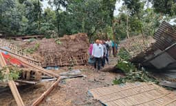 মাত্র ১৩ সেকেন্ডের ঝড়ে লণ্ডভণ্ড ঠাকুরগাঁওয়ের পাঁচ গ্রাম