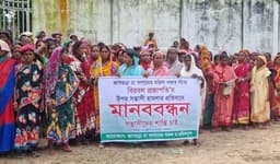 চা শ্রমিকের ওপর হামলার প্রতিবাদে শ্রীমঙ্গলে মানববন্ধন ও দুই ঘন্টা কর্মবিরতি 