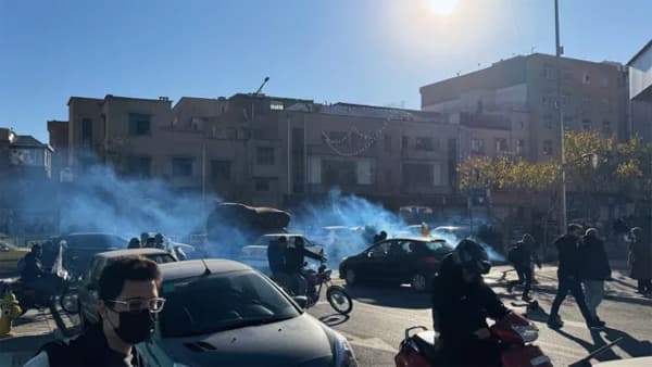 ইরানে অর্থনৈতিক সংকট: জীবনযাত্রার ব্যয়ে অতিষ্ঠ জনতা, সংঘর্ষে নিহত ৬