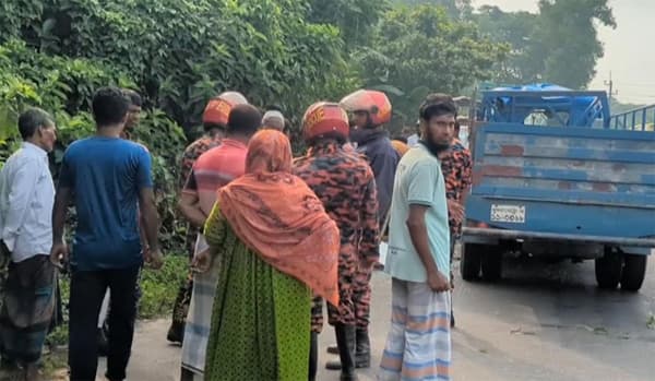 দাঁড়িয়ে থাকা ট্রাকে পিকআপের ধাক্কা, হেলপার নিহত